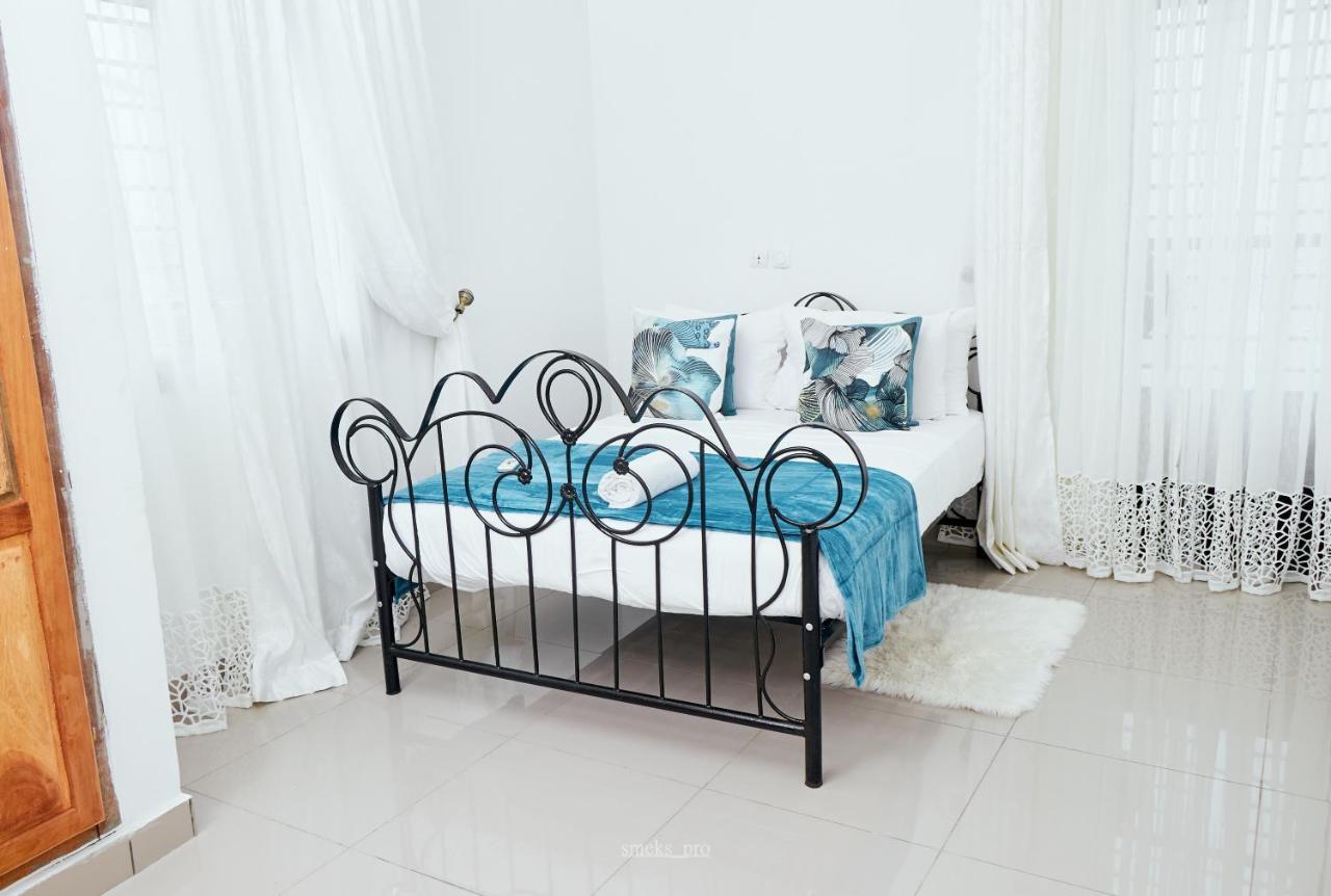 L'Immeuble Queen M.N.M Douala Exterior photo